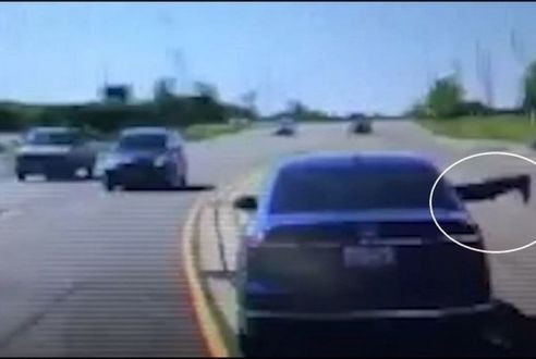 بالفيديو رجل يقفز داخل سيارة لينقذ حياة سائقها