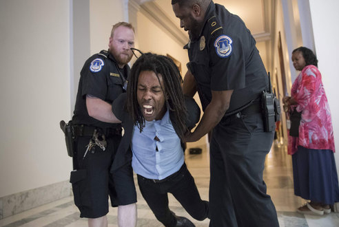 إعتقال 80 شخص شاركوا في مظاهرة غير قانونية في واشنطن