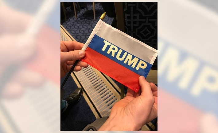 العلم الروسي يحرج ترامب