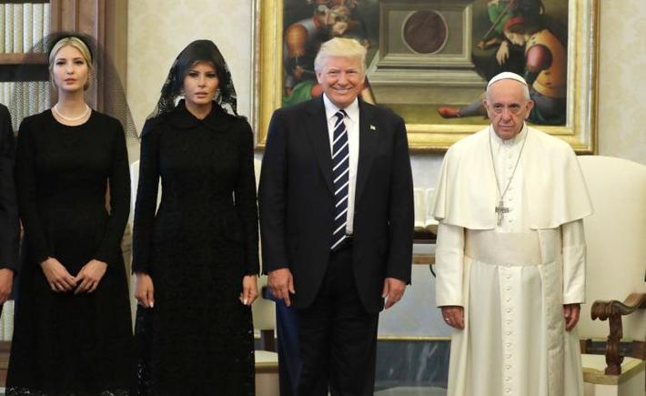 ايفانكا وميلانيا ترامب تضعان وشاحاً أسوداً في حضرة البابا