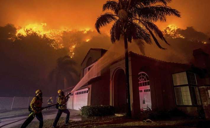 حريق ضخم في كاليفورينا واخلاء سكان