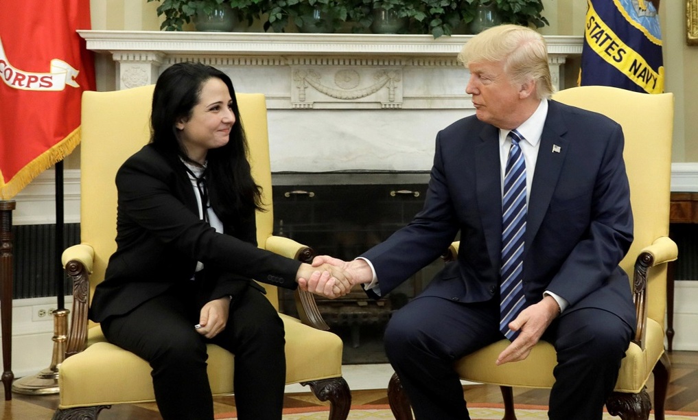 الرئيس الأمريكي يستقبل الناشطة آية حجازي في المكتب البيضاوي