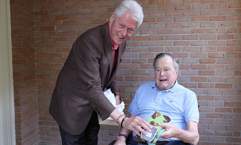 صورة تجمع الرئيسان السابقان بيل كلينتون وجورج بوش الأب