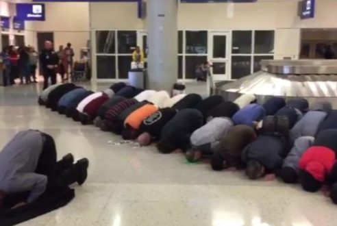 إقامة الصلاة داخل مطار دالاس احتجاجاً على قرار ترامب