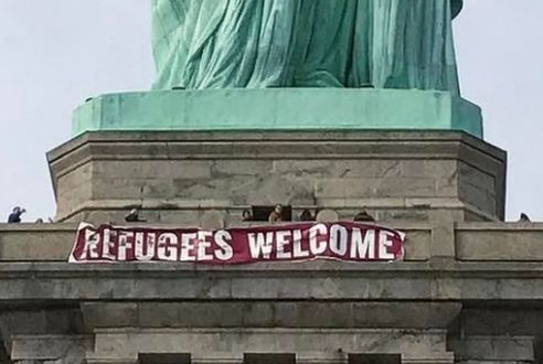 مرحبا باللاجئين على تمثال الحرية