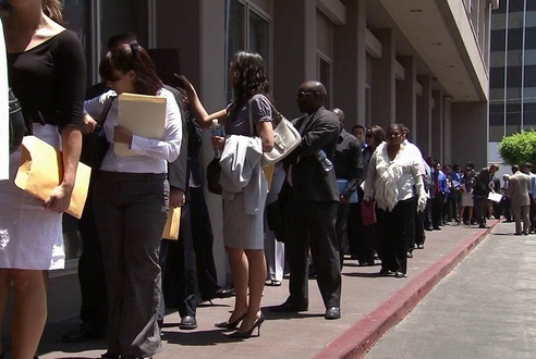 انخفاض طلبات اعانة البطالة اقل من توقعاتها