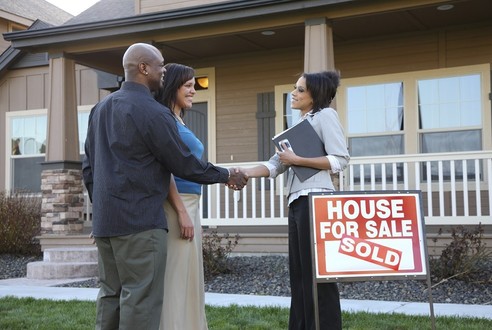 ارتفاع مبيعات المنازل الجديدة في أمريكا لأعلى مستوى في ثمانية أشهر