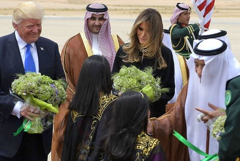 ماذا ارتدت السيدة الأولى في زيارتها للسعودية