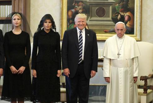 ايفانكا وميلانيا ترامب تضعان وشاحاً أسوداً في حضرة البابا