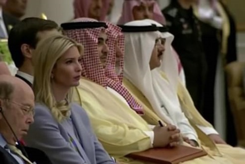 وزير التجارة الامريكي ينام خلال كلمة للرئيس ترامب في الرياض