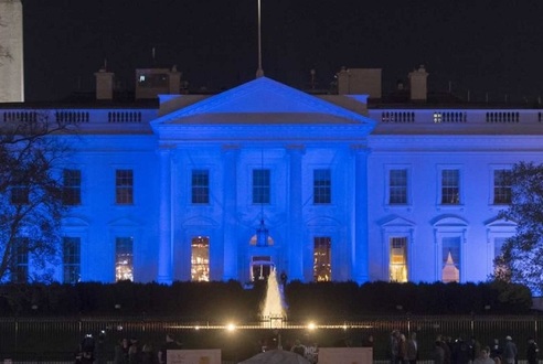 لماذا أضيء البيت الأبيض من الخارج باللون الأزرق