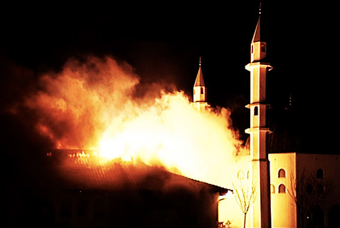 الحكم على أمريكي 19 عاماً لأنه حرض على إحراق مسجد