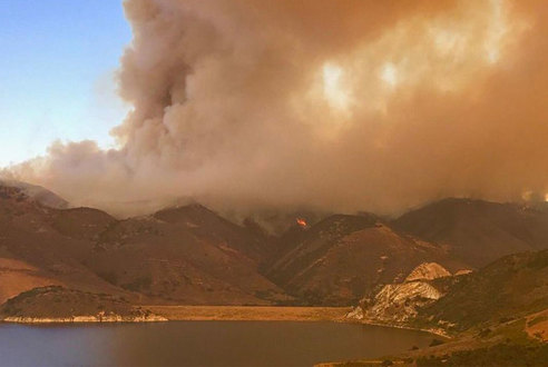 حريق ألامو الهائل في كاليفورنيا يتسبب بإخلاء 200 منزل