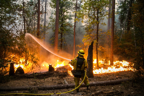 إحتواء حريق غابات في ولاية كاليفورنيا