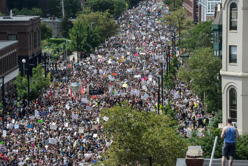 مظاهرات بالآلاف في مدينة بوسطن الأمريكية ضد خطاب الكراهية