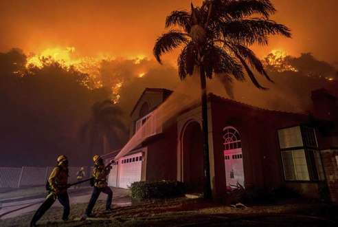 حريق ضخم في كاليفورينا واخلاء سكان