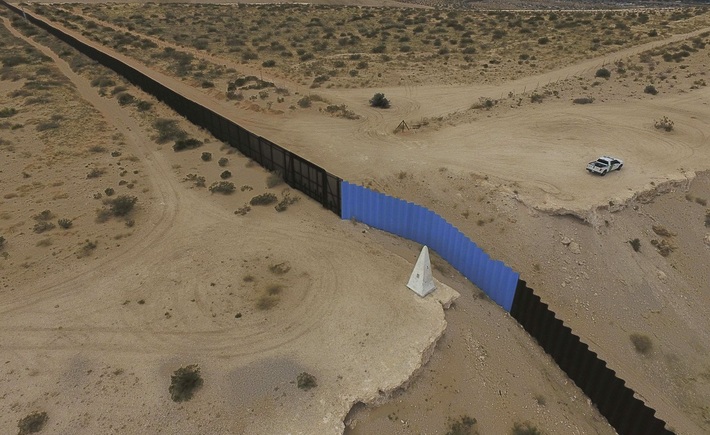 ترامب يصرّ على أن المكسيك هي من ستموّل الجدار