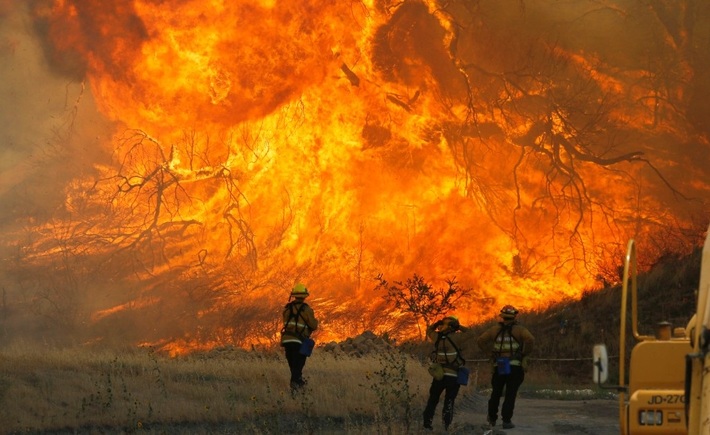 الحرائق تلتهم أكثر من ألف فدان في كاليفورنيا