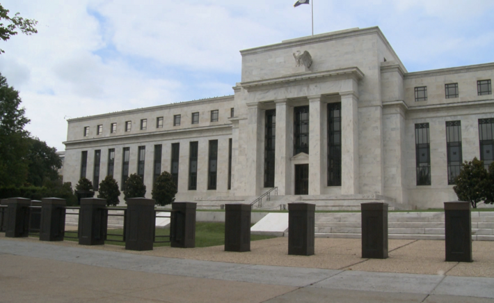 مجلس الاحتياطي الفدرالي يبقي على معدلات الفائدة دون تغيير