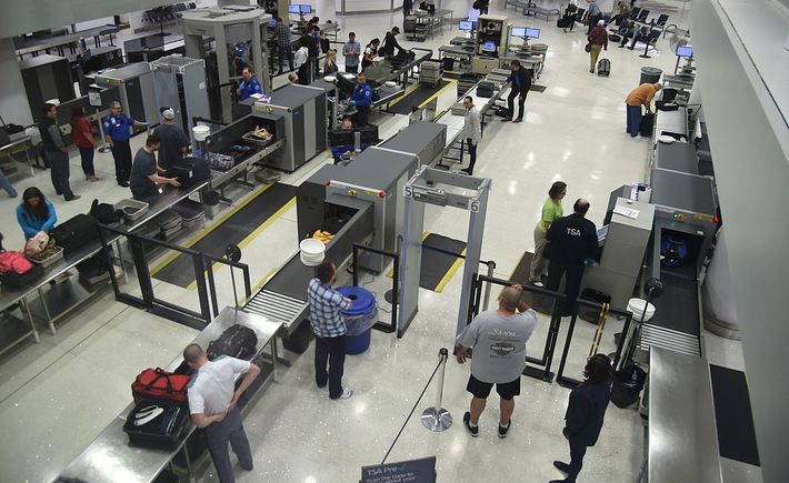 أمريكا تشدد إجراءات التفتيش في المطارات