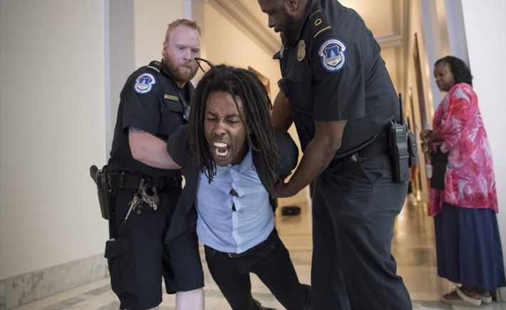 إعتقال 80 شخص شاركوا في مظاهرة غير قانونية في واشنطن