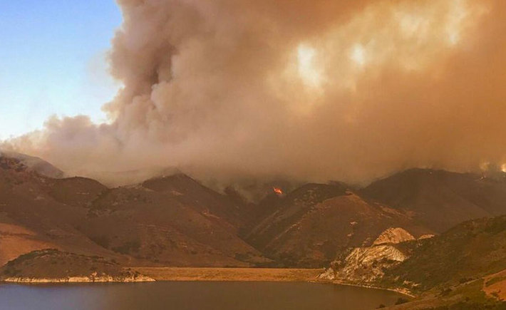 حريق ألامو الهائل في كاليفورنيا يتسبب بإخلاء 200 منزل