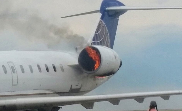 محرك طائرة يونايتد ايرلاينز يشتعل أثناء هبوطها