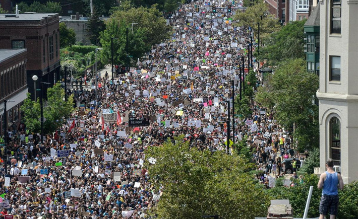 مظاهرات بالآلاف في مدينة بوسطن الأمريكية ضد خطاب الكراهية